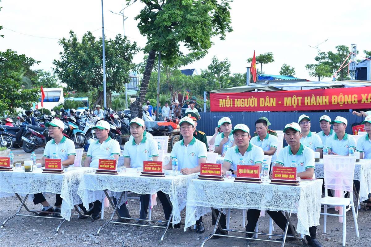 Toàn thành phố đồng loạt ra quân hưởng ứng phong trào “Toàn dân chung tay bảo vệ môi trường, vì một Việt Nam xanh - sạch - đẹp”