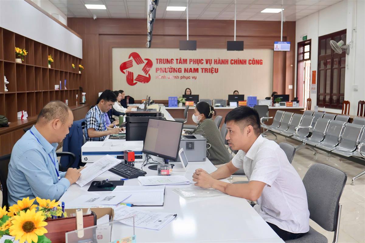 Thành phố tiếp nhận gần 198.000 hồ sơ thủ tục hành chính trong tháng 5, tỷ lệ thực hiện trực tuyến đạt 99,65%
