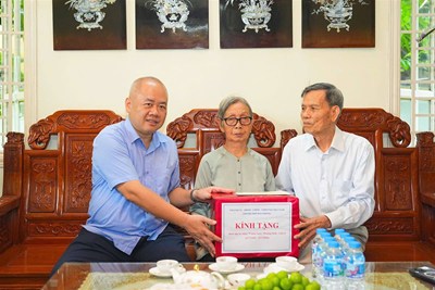 Chủ tịch UBND thành phố thăm, tặng quà gia đình chính sách, người có công trên địa bàn phường Phù Liễn