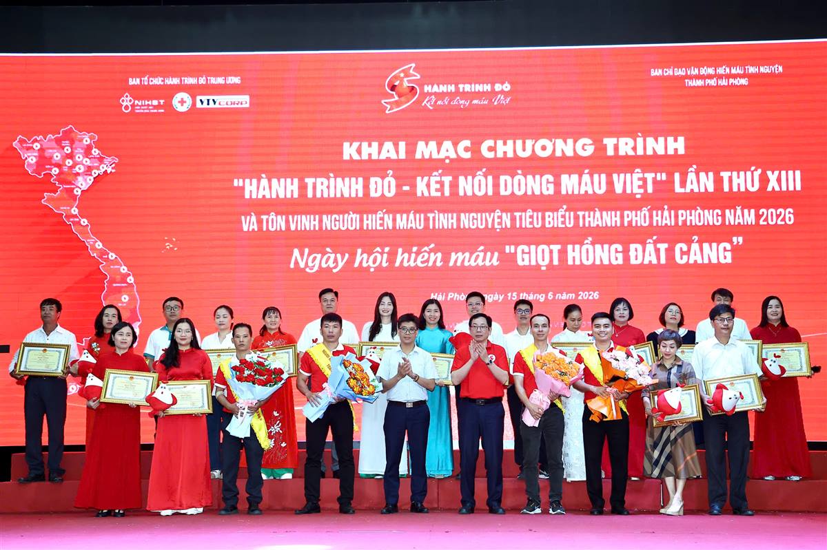 Tôn vinh, tri ân 62 gia đình và 260 cá nhân tiêu biểu trong phong trào hiến máu của thành phố
