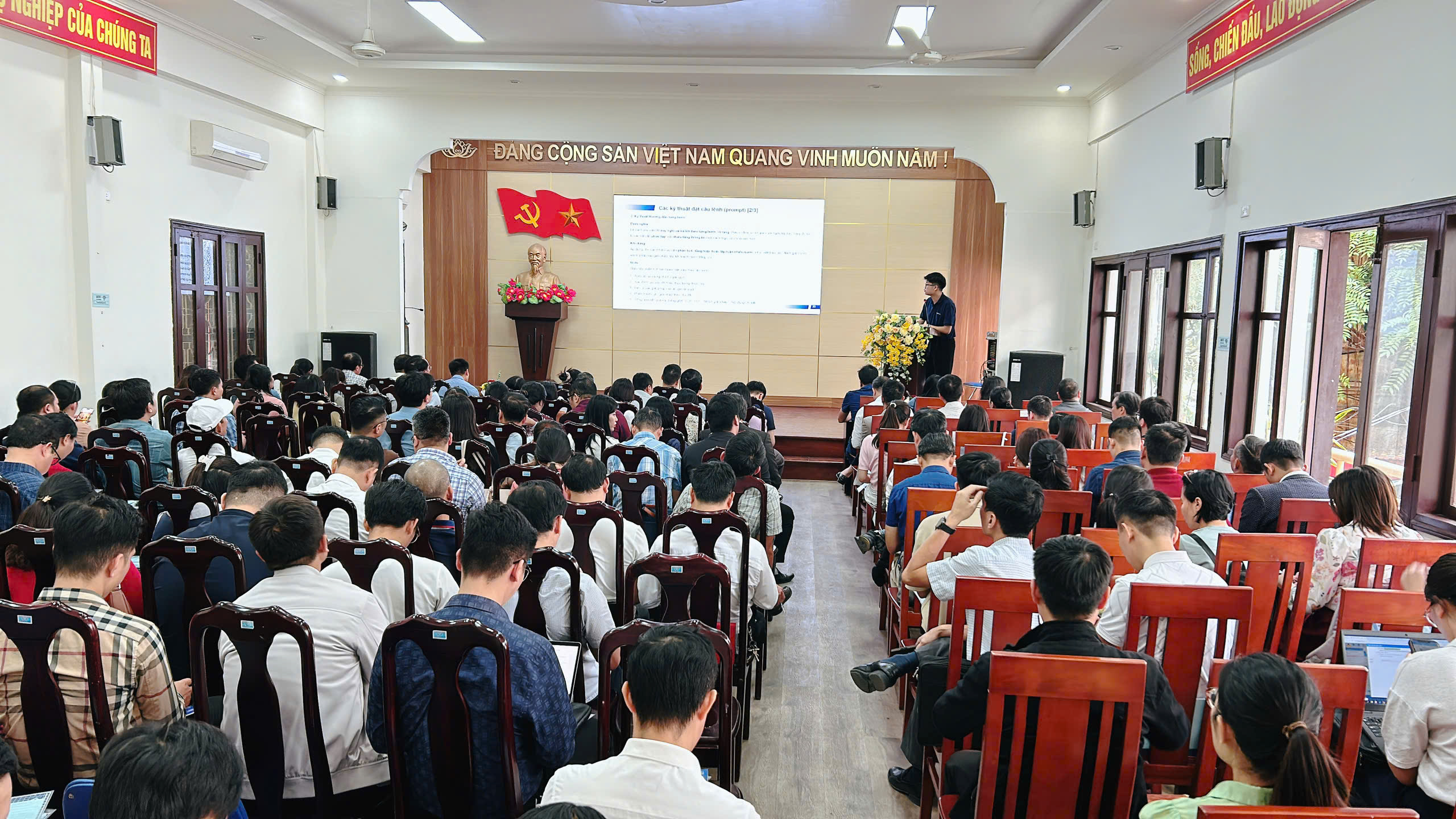 Gần 200 cán bộ, công chức, viên chức tham gia tập huấn Ứng dụng Trí tuệ nhân tạo (AI), tự động hóa