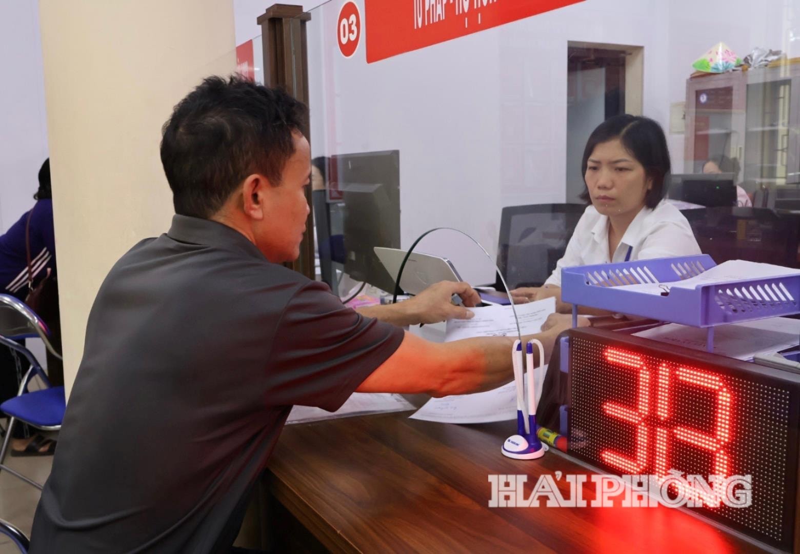 Dừng chuyển giao thẩm quyền chứng thực - điều chỉnh chính sách vì dân