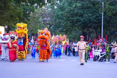 Phân luồng giao thông tạm thời phục vụ tổ chức chuỗi hoạt động tại khu vực Dải vườn hoa trung tâm và Nhà hát thành phố từ 17h00’ đến 18h30’ ngày 6,7,9/5/2026